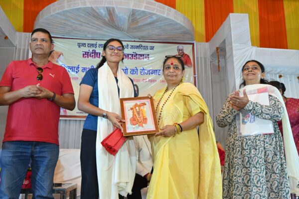 विधानसभा अध्यक्ष ऋतु खण्डूडी भूषण ने दक्षिण एशियाई सेस्तोबॉल चैंपियनशिप में भारत का प्रतिनिधित्व करने वाली कोटद्वार की अनन्या रावत को किया सम्मानित