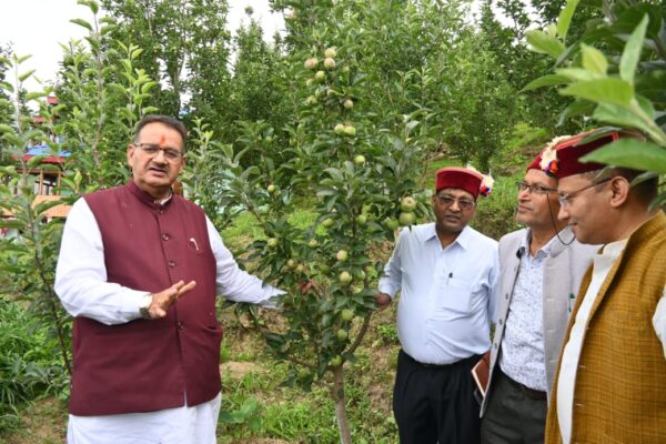 कृषि मंत्री गणेश जोशी ने मोरी के गैंचवांण गांव में काश्तकारों से की मुलाकात, सेब बागान का किया निरीक्षण