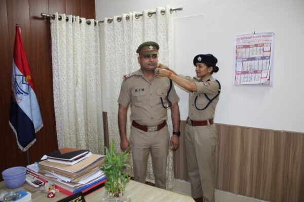 थानाध्यक्ष जीआरपी देहरादून अशोक कुमार बने इंस्पेक्टर, एसपी GRP IPS तृप्ति भट्ट ने पहनाए स्टार