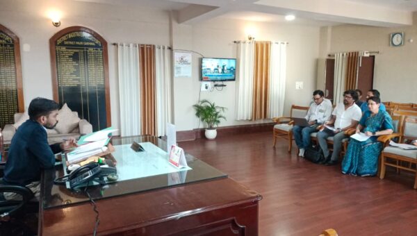 एनीमिया, टीबी व डेंगू नियंत्रण को लेकर माइक्रोप्लान उपलब्ध कराएं अधिकारी – डीएम डॉ. आशीष चौहान