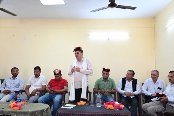 डीएम डॉ. मेहरबान सिंह बिष्ट ने किया मोरी ब्लॉक का दौरा, बैनोल गांव में सुनी सतलुज जल विद्युत परियोजना से प्रभावित परिवारों की समस्याएं