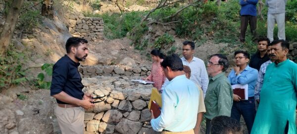 डीएम डॉ. आशीष चौहान ने किया आमसौड़ गांव का निरीक्षण, अधिकारियों को दिये आवश्यक दिशा निर्देश