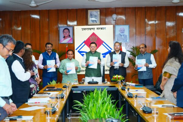 उत्तराखंड में शहरी स्थानीय निकायों को सशक्त बनाने के लिए सेतु आयोग ने सौंपी मुख्यमंत्री को रिपोर्ट