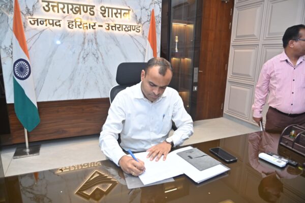 जनपद हरिद्वार के 32वे जिलाधिकारी के रूप में IAS मयूर दीक्षित ने किया पदभार ग्रहण