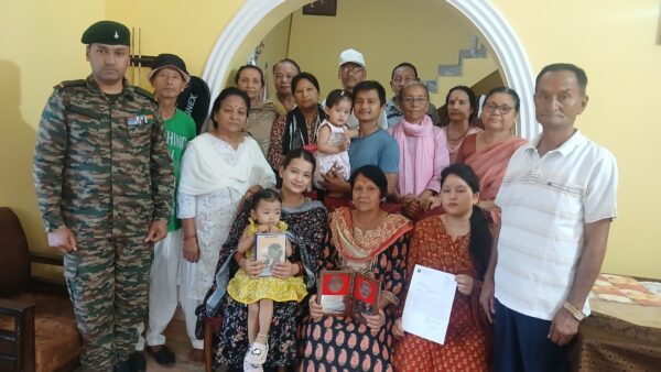 कारगिल शहीदों को सलाम : सेना के जवान पहुँचे घर-घर, परिजनों को भेंट किए स्मृति सम्मान चिन्ह