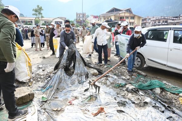 प्लास्टिक प्रदूषण को समाप्त करने के लिए सिंगल यूज़ प्लास्टिक का करें त्याग – डीएम डॉ. मेहरबान सिंह बिष्ट