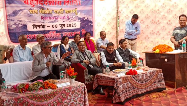 न्यायमूर्ति राकेश थपलियाल ने अपने पैतृक गांव पहुंचकर बहुद्देश्यीय शिविर में किया प्रतिभाग, सामूहिक रूप से योजनाओं का लाभ लेने के लिए ग्रामीणों को किया प्रोत्साहित