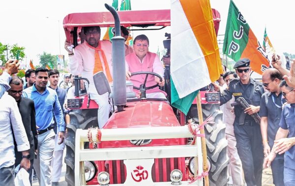 ट्रैक्टर की स्टेयरिंग पर सीएम धामी : जनता से जुड़कर ही होता है सच्चा नेतृत्व