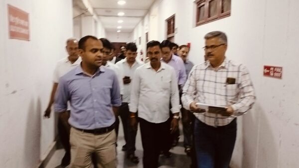 जिला निर्वाचन अधिकारी मयूर दीक्षित ने EVM -VVPAT वेयर हाउस का निरीक्षण कर सुरक्षा व्यवस्थाओं का लिया जायजा