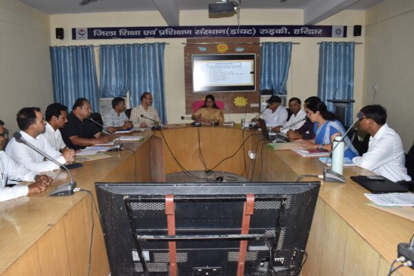 सीडीओ आकांक्षा कोंण्ड़े की अध्यक्षता में जिला शिक्षा एवं प्रशिक्षण संस्थान में कार्यक्रम परामर्श समिति की बैठक आयोजित, शिक्षा में आधुनिकता लाने पर ज़ोर