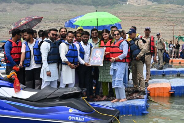 डीएम नितिका खंडेलवाल ने फ्लाईबोर्ड जलक्रीड़ा गतिविधियों का किया उद्घाटन