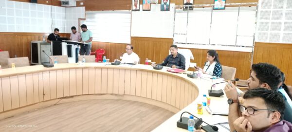 विकास कार्यों की धीमी प्रगति पर सीडीओ गिरीश गुणवंत सख़्त, खण्ड विकास अधिकारियों को चेतावनी