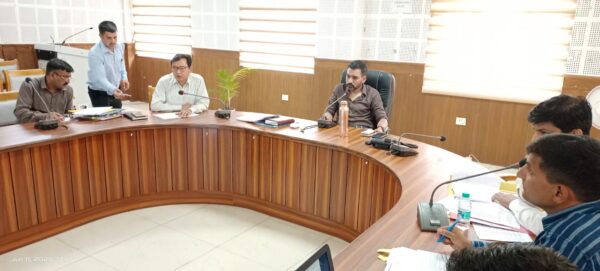 डीएम डॉ. आशीष चौहान ने नगर निकायों की समीक्षा बैठक में दी चेतावनी, स्वच्छता और अतिक्रमण पर सख़्त निर्देश