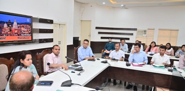 ढ़ंग से कार्य न करने वालों पर होगी कार्यवाही – डीएम मयूर दीक्षित