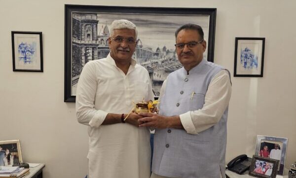 कृषि मंत्री गणेश जोशी ने केंद्रीय पर्यटन एवं संस्कृति मंत्री गजेंद्र सिंह शेखावत से की शिष्टाचार भेंट