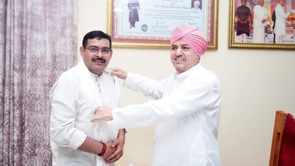 परमवीर चक्र विजेता योगेन्द्र सिंह यादव ने श्री दरबार साहिब में टेका माथा, श्रीमहंत देवेन्द्र दास जी महाराज से शिष्टाचार भेंट कर लिया आशीर्वाद