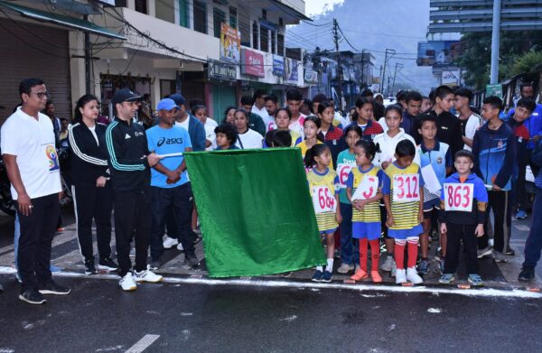बागेश्वर में अंतर्राष्ट्रीय योग दिवस से पहले मिनी मैराथन का आयोजन, डीएम आशीष भटगांई ने दिखाई हरी झंडी