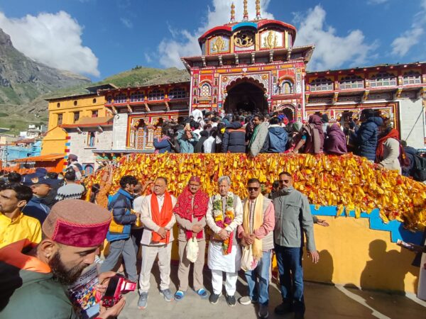 पूर्व मुख्यमंत्री तीरथ सिंह रावत ने किये भगवान बदरीविशाल के दर्शन