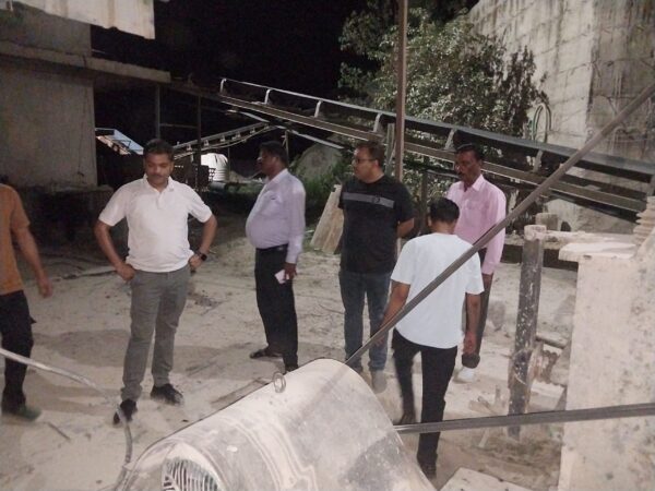 अवैध खनन पर डीएम मयूर दीक्षित सख्त, 2 स्टोन क्रेशर सीज, एक स्टोन क्रेसर मालिक के विरूद्ध एफआईआर दर्ज!