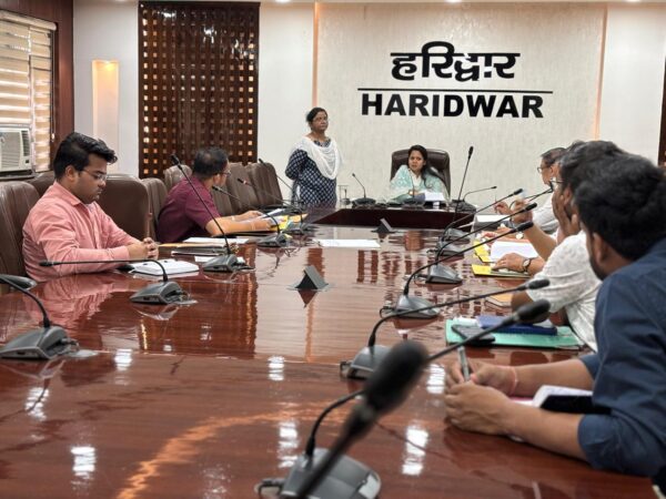 सीडीओ आकांक्षा कोण्डे ने की प्रधानमंत्री आदर्श ग्राम योजना की समीक्षा, विकास कार्यों में तेजी लाने के निर्देश