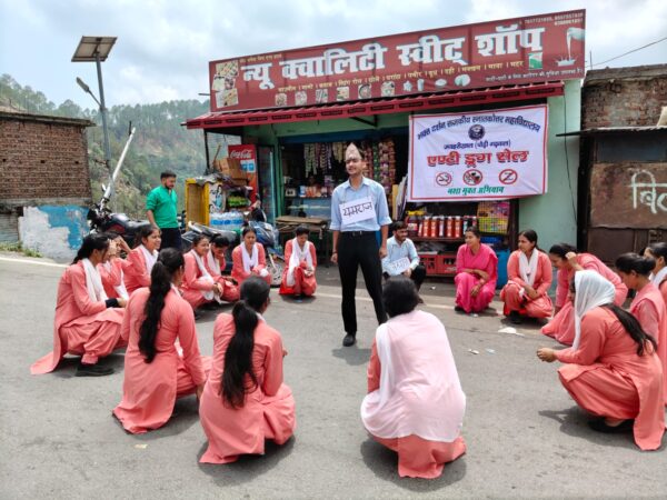 भक्त दर्शन राजकीय स्नातकोत्तर महाविद्यालय की एंटी-ड्रग सेल की अभिनव पहल, नशामुक्ति जागरूकता अभियान के तहत गुमखाल बाजार में नुक्कड़ नाटक का किया आयोजन