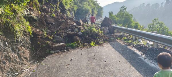डीएम आशीष भटगांई की सख्त कार्रवाई, लापरवाही बरतने वाले अधिकारियों पर गिरी गाज, पीएमजीएसवाई जेई को किया सस्पेंड