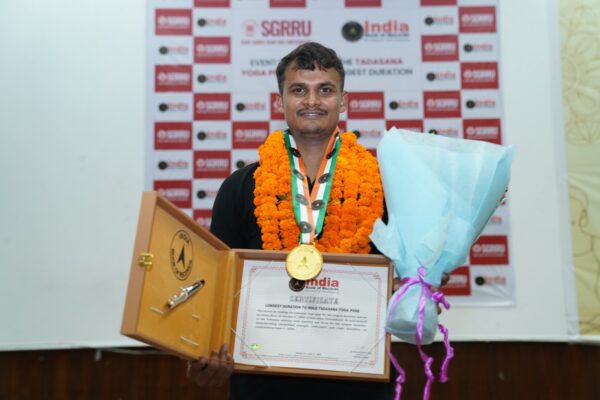 एसजीआरआर विश्वविद्यालय के योग छात्र उत्तम अग्रहरि ने ताड़ासन का बनाया राष्ट्रीय रिकार्ड, 03 घण्टे 03 मिनट ताड़ासन की एक ही मुद्रा में लगातार खड़े रहकर हासिल की यह उपलब्धि, इण्डिया बुक ऑफ रिकाॅर्डस में दर्ज हुआ राष्ट्रीय रिकाॅर्ड