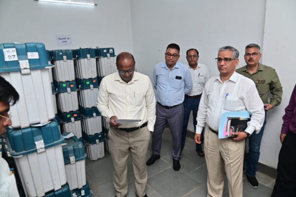 मुख्य निर्वाचन अधिकारी डॉ. बीवीआरसी पुरूषोत्तम ने राष्ट्रीय राजनैतिक दलों के प्रतिनिधियों के साथ किया वेयर हाउस का निरीक्षण