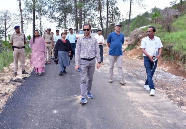 डीएम आशीष भटगांई ने किया सड़क का औचक निरीक्षण, खराब गुणवत्ता पर नाराज़गी, थर्ड पार्टी जांच के निर्देश