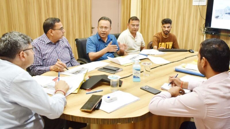 अस्पतालों के निर्माण कार्य समय से करें पूरा – डीएम संदीप तिवारी