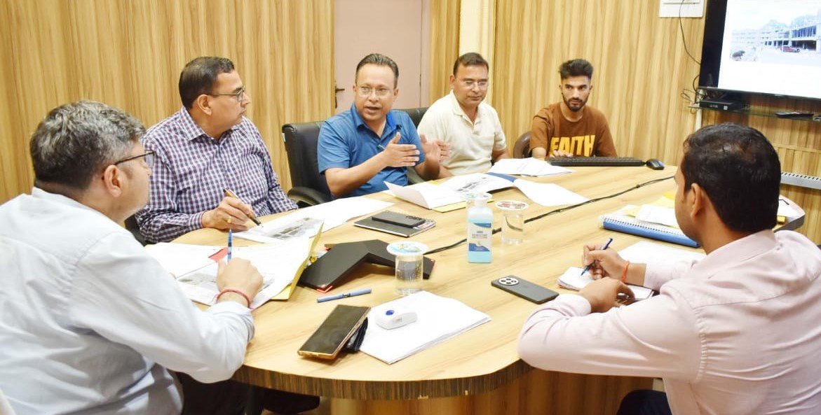 अस्पतालों के निर्माण कार्य समय से करें पूरा – डीएम संदीप तिवारी