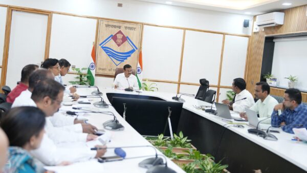 केंद्र सरकार द्वारा निर्देशित और अपेक्षित कार्यक्रमों और योजनाओं के क्रियान्वयन में तेजी लाए – मुख्य सचिव आनंद बर्धन