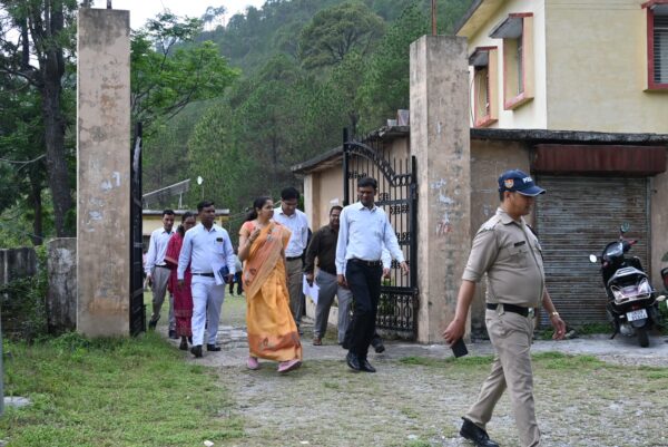 डीएम नितिका खंडेलवाल ने तहसील एवं प्राथमिक स्वास्थ्य केंद्र जाखणीधार का किया निरीक्षण, दिए निर्देश