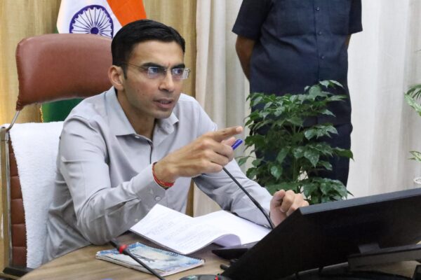 डीएम सविन बंसल के आक्रमक रवैया देख विधवा फरियादी की चौखट पर ही जाकर निजी बैंक डीसीबी ने लौटाये सम्पति के कागज, दिया नो ड्यूज सर्टीफिकेट, शून्य किया ऋण