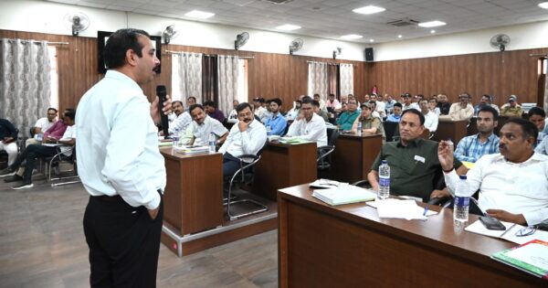 त्रिस्तरीय पंचायत चुनाव को लेकर आरओ व एआरओ को दिया पहला प्रशिक्षण