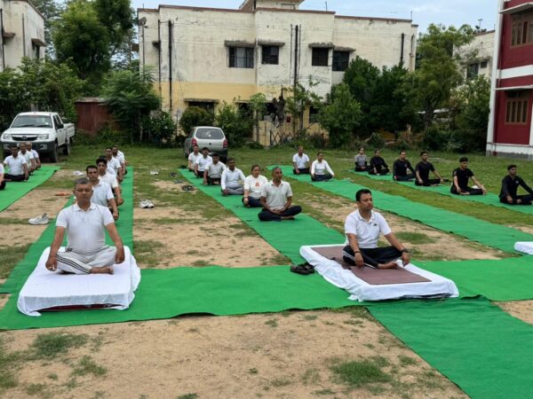 जीआरपी व एटीएस पुलिस जवानों ने धूमधाम से मनाया अंतरराष्ट्रीय योग दिवस
