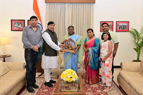 राष्ट्रपति द्रोपदी मुर्मू से भाजपा राष्ट्रीय सह-कोषाध्यक्ष व सासंद राज्यसभा डॉ. नरेश बंसल ने की सपरिवार भेंट