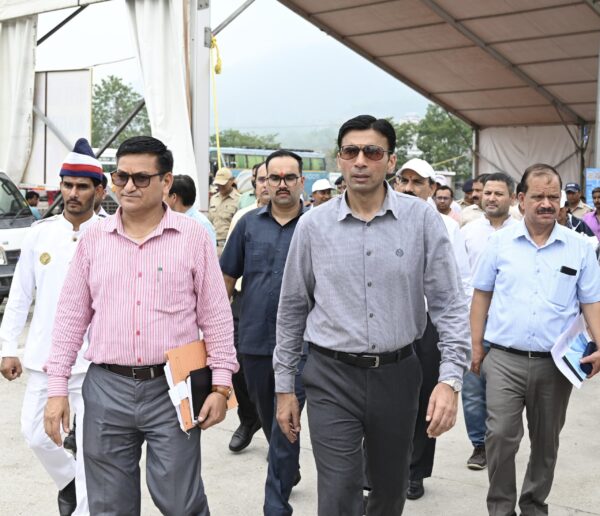 डीएम सविन बंसल ने ऋषिकेश में चारधाम यात्रा व्यवस्था का किया निरीक्षण, कहा – मुख्यमंत्री के संकल्प “अतिथि देवो भवः” की परंपरा के साथ जारी रहे तीर्थयात्रियों का सत्कार