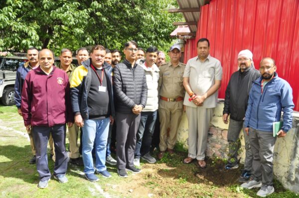 बीकेटीसी अध्यक्ष हेमंत द्विवेदी ने “एक पेड़ मां के नाम” अभियान के तहत बदरीनाथ में किया वृक्षारोपण