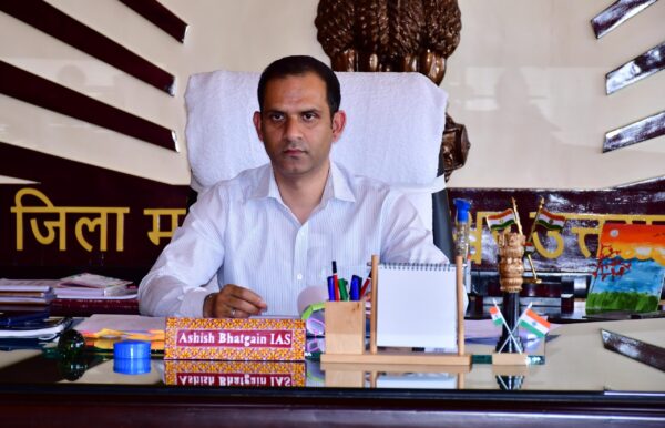 जनसमस्याओं पर सख्त डीएम आशीष भटगांई : विद्युत आपूर्ति व संचार सेवा में लापरवाही पर अधिकारियों को फटकार, त्वरित समाधान के निर्देश