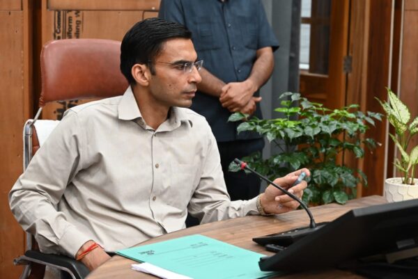 त्रिस्तरीय पंचायत चुनाव को लेकर तैयारियों में जुटा जिला प्रशासन, चुनाव तैयारियों को लेकर जिला निर्वाचन अधिकारी सविन बंसल ने ली सभी नोडल अधिकारियों की बैठक