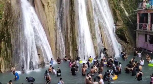 चार धाम यात्रा के दौरान यात्री केंपटी वॉटर फॉल में मिटा रहे हैं थकान, वीकेंड पर गुलज़ार है केंपटी फॉल