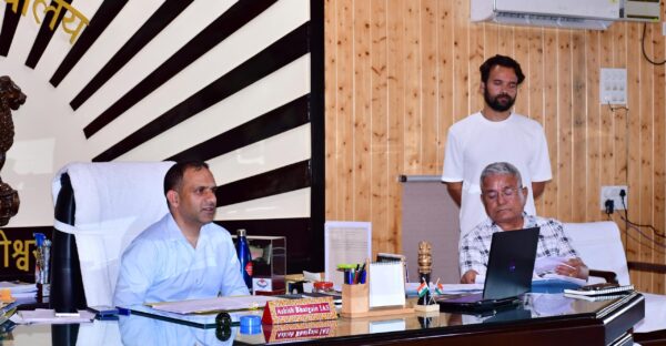 भूस्खलन और मार्ग अवरोध की चुनौतियों से निपटने को जिला प्रशासन तैयार, डीएम आशीष भटगांई ने दिए त्वरित कार्रवाई के निर्देश