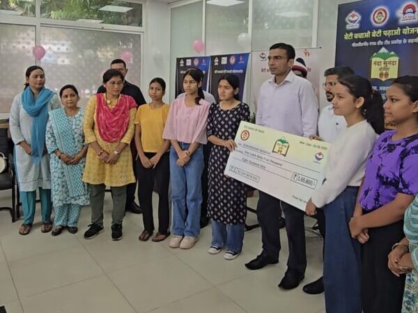 नंदा-सुनंदा प्रोजेक्ट : निर्धन बालिकाओं की शिक्षा को नई उड़ान, डीएम सविन बंसल ने 05 बालिकाओं को दिए चेक