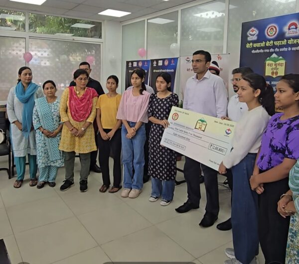 नंदा-सुनंदा प्रोजेक्ट : निर्धन बालिकाओं की शिक्षा को नई उड़ान, डीएम सविन बंसल ने 05 बालिकाओं को दिए चेक
