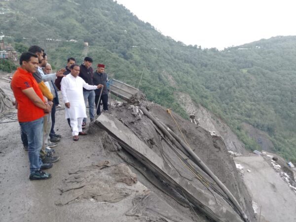 नैनीताल : उच्च शिक्षा मंत्री डॉ. धन सिंह रावत ने बलियानाला भूस्खलन क्षेत्र का किया निरीक्षण, कार्यों में तेजी लाने के दिए निर्देश