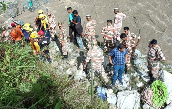 हादसा : हाई वे पर टेंपो ट्रैवलर अलकनंदा में समाया, एक शव बरामद