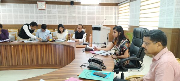 डीएम स्वाति एस. भदौरिया ने जिला योजना की बैठक में दिए विकास को गति देने के निर्देश, अनुपस्थित अधिकारियों पर जताई नाराज़गी