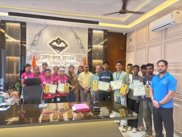 डीएम मयूर दीक्षित ने नशा मुक्त भारत अभियान में उत्कृष्ट प्रदर्शन करने वाले छात्र-छात्राओं को किया सम्मानित