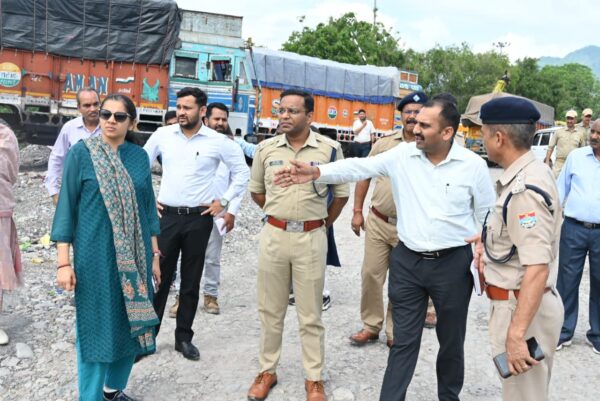 डीएम नितिका खण्डेलवाल ने कांवड़ यात्रा की तैयारियों का लिया जायजा, चंद्रभागा पार्किंग और ट्रैफिक व्यवस्था को लेकर दिए आवश्यक निर्देश
